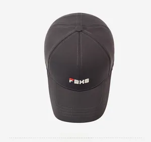 Vue de dessus d'une casquette de baseball avec broderie FBHS et coutures à six panneaux