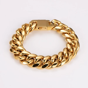Dettaglio del bracciale a maglia cubana dorata lucida con chiusura a scatola professionale