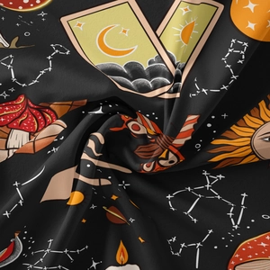 Detail eines Wandteppichs mit mystischen Sonnen-, Mond- und Pilzmustern