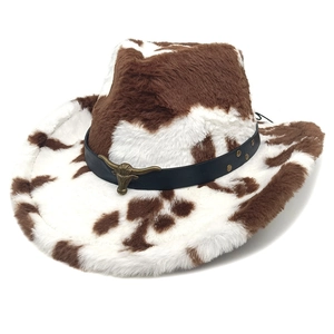 Dettaglio cappello da cowboy con stampa mucca, cinturino in pelle e decoro a testa di toro