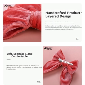 Détail d'une barrette à nœud en velours rose montrant la texture douce et le clip en métal