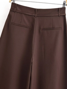 Dettaglio dei pantaloni a vita alta marrone scuro con tasche posteriori e passanti