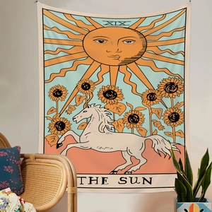 Detail eines Tarot-Wandteppichs „Die Sonne“ mit Sonnenblumen und weißem Pferd an der Wand