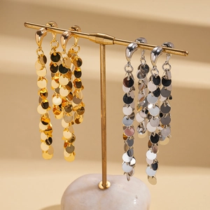 Boucles d'oreilles pendantes géométriques en or 18k et argent sur support de luxe