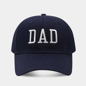 Primer plano del bordado blanco DAD en una gorra de béisbol de algodón azul
