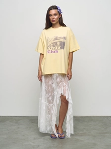 T-shirt graphique jaune oversize et jupe irrégulière en dentelle blanche de style studio