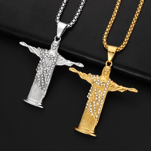 Detailansicht von Gold- und Silber-Jesus-Anhängern mit Kristallen auf schwarzem Leder