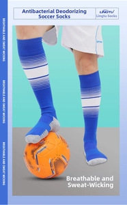 Dettaglio calze da calcio a strisce bianche e blu con protezione punta e tallone