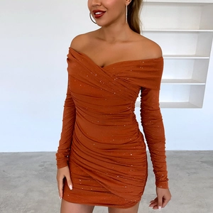 Détail de la mini robe orange marron à épaules dénudées avec design froncé et paillettes