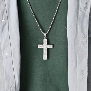 Collier avec pendentif croix en acier inoxydable argenté texturé et martelé pour hommes et femmes
