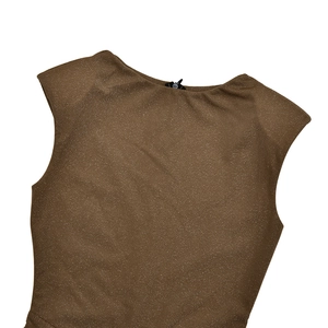 Détail du col rond et du tissu scintillant marron foncé de cette robe élégante chic