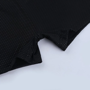 Gros plan sur le tissu en maille noire et les coutures du combishort sexy dos nu