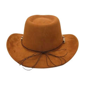 Détail d'un chapeau de cowboy en daim marron avec bord texturé et cordon perlé