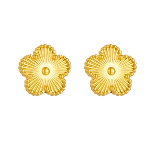 Vue détaillée de boucles d'oreilles fleur dorées avec pétales texturés et bords perlés