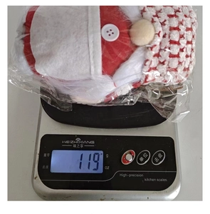 Vue détaillée d'un gnome de Noël avec bois dans son emballage plastique transparent