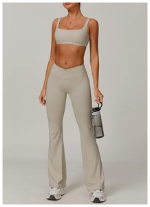 Détail ensemble yoga beige comprenant brassière carrée et pantalon évasé taille en V