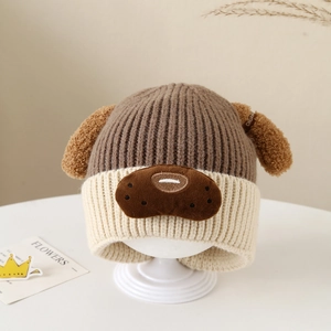 Detail einer Hunde-Baby-Strickmütze mit langen Ohren und Plüschschnauze auf Ständer