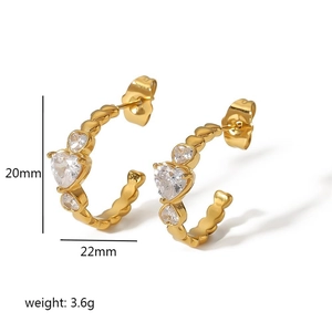 Créoles en forme de cœur en acier doré avec cristaux clairs et dimensions de 20mm