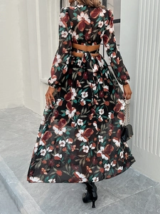 Détail d'une robe longue à fleurs avec un dos nu élégant et un décolleté en V plongeant