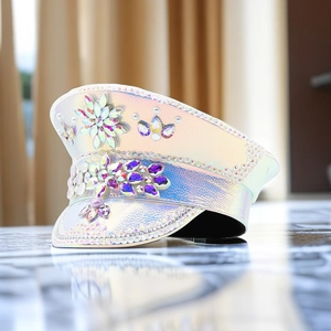 Cappello da capitano olografico con strass arcobaleno e gemme viola per feste di festival