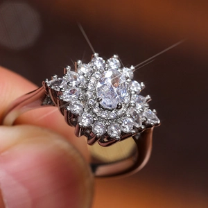 Macro-opname van ovale zirkonia-ring met dubbele halo-zetting in zilveren afwerking
