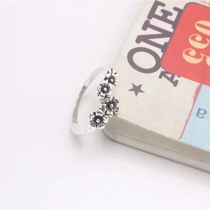Silver S925 sterling silver ring with delicate daisy flower design on vintage card