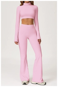 Rosa Yoga-Set mit langärmligem bauchfreiem Oberteil und ausgestellter Leggings-Detail