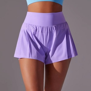 Vue détaillée du short de sport violet à taille haute avec design en mesh plissé