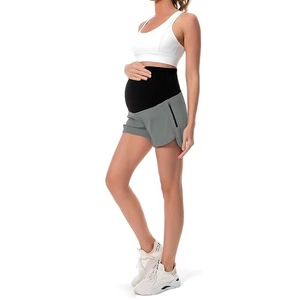 Dettaglio dei pantaloncini sportivi premaman con supporto addominale e tasca laterale a zip