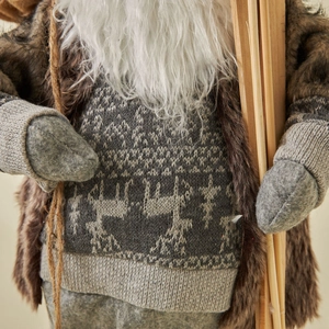 Gnome de Noël nordique avec pull en maille renne et gilet en fourrure sur skis