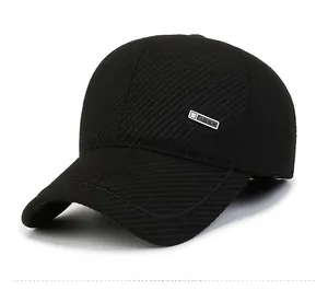 Detailansicht der schwarzen Baseballkappe mit diagonaler Twill-Textur und Metallemblem