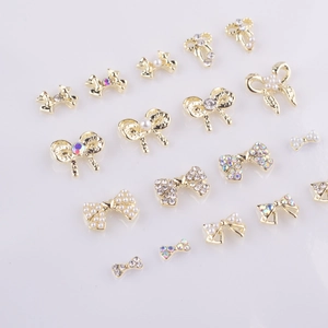 Détails de bijoux d'ongles en alliage doré avec perles et strass colorés en forme de nœud