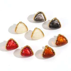 Boucles d'oreilles triangles en résine rétro ambre et ivoire avec bordure en acier