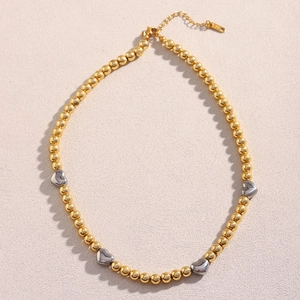 Collana minimalista placcata oro 18 carati con perle a cuore argento su base beige