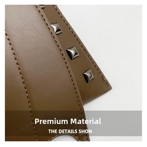 Gros plan d'un sac à main en cuir marron avec coutures fines et rivets en métal.