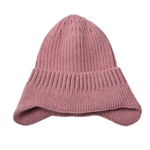 Dettaglio della maglia e dei paraorecchie sul berretto invernale rosa per uomo e donna