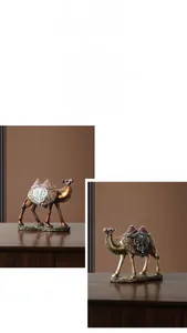 Detail von Luxus-Kamelfiguren aus Harz mit kunstvollen Mustern auf einem Steinsockel