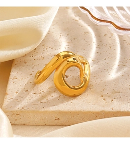 Vue détaillée d'une bague dorée irrégulière sur pierre naturelle et tissu crème