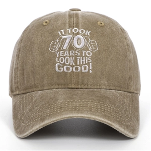 Gros plan de la broderie sur casquette en coton délavé pour le 70e anniversaire