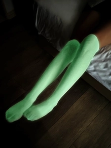 Bas résille vert néon phosphorescents mi-cuisse pour festivals et soirées à thème