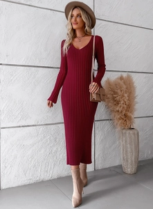 Détail d'une robe mi-longue élégante en maille bordeaux avec col en V et manches longues