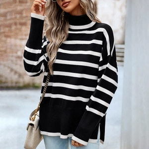 Eleganter schwarz-weiß gestreifter Rollkragenpullover mit Seitenschlitzen für Damen