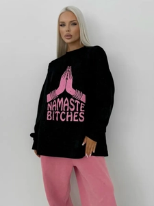 Μαύρο βαμβακερό φούτερ με ροζ στάμπα Namaste Bitches και σχέδιο με χέρια προσευχής