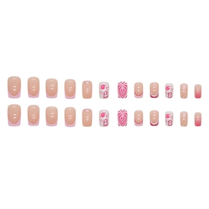 Unghie finte quadrate rosa con cuori, punte french e design con la lettera B creativa