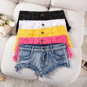 Pantaloncini di jeans a vita bassa in nero, bianco, rosa e blu con bordi sfrangiati e fori