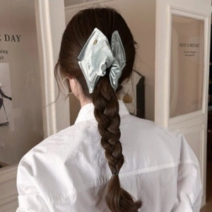 Pince à cheveux élégante en satin bleu clair avec nœud sur une tresse pour femme