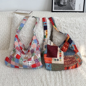 Vue détaillée de sacs cabas en toile patchwork bohème avec diverses textures de tissu