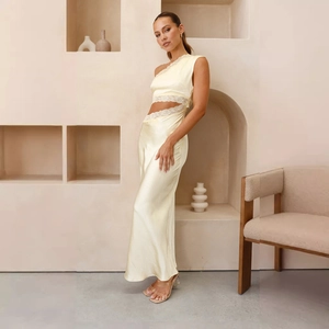 Détail de la robe en satin jaune clair montrant la dentelle et la taille ajourée