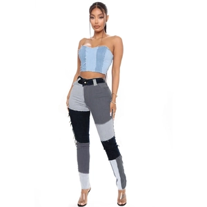 Completo in denim stile francese a vita alta con top corto blu e pantaloni patchwork slim