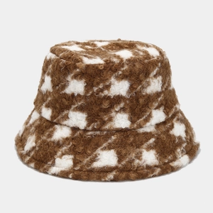 Dettaglio del pesante velluto teddy e del motivo a scacchi sul caldo cappello